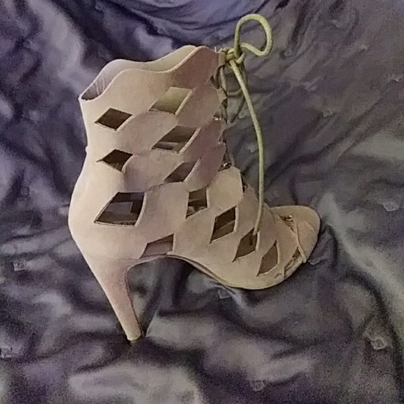 Cape Ribbon Booties - Picture 3 of 5